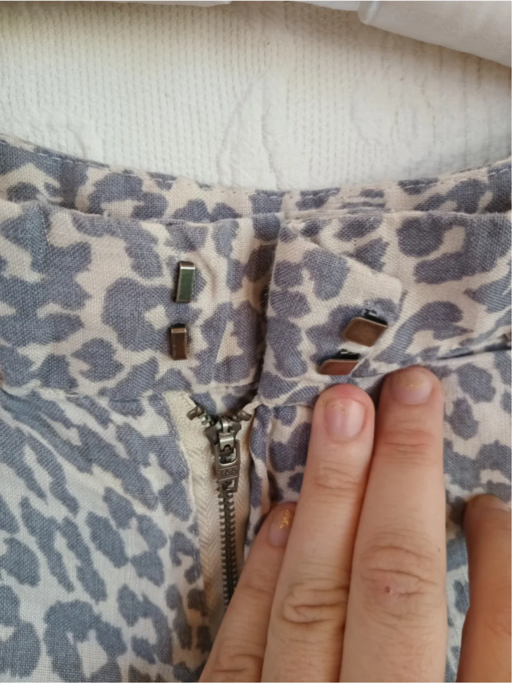 Cynthia Rowley linen shorts gray beige leopard animal print neutral Y2K low rise